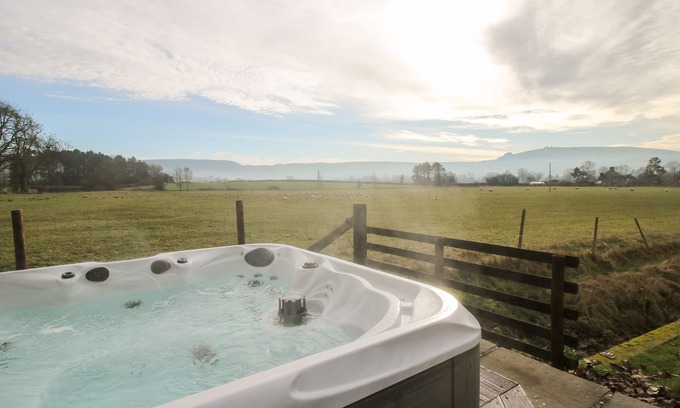 Newcastle-on-Clun Cottage | BICTON LEA, pet friendly, with hot tub in Clun