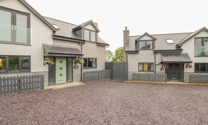 Tyn-y-Gongl Cottage | BIG AZZLES, pet friendly, country holiday cottage in Benllech