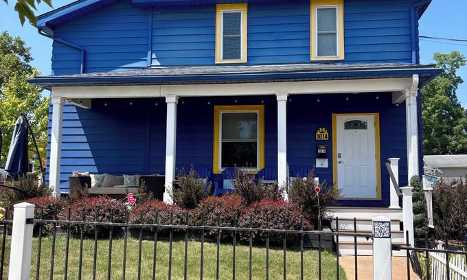 Old West Side House | Big Blue House Ann Arbor - 500 feet from The Big House