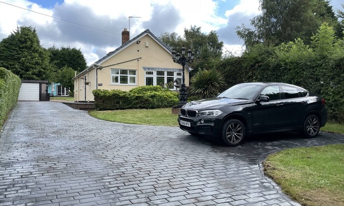 Cannock House | BIG BUNGALOW | SECURED BIG GARDEN | HOT TUB/JACUZZI
