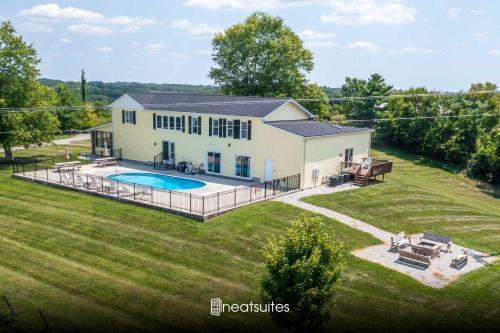 Jonesville House | Big Family Lodge near ARK Sleeps 16