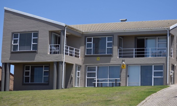 Wavecrest House | Big family modern house to rent in JBay