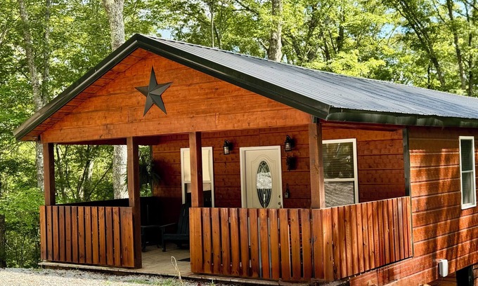 Strunk Cabin | ๐๐ข๐ ๐๐จ๐ฎ๐ญ๐ก ๐
๐จ๐ซ๐ค Retreat! Excellent Location Private WIFI~ All NEW ๐๐ซ๐๐ ๐๐จ๐ฉ ๐๐จ๐๐ ๐!