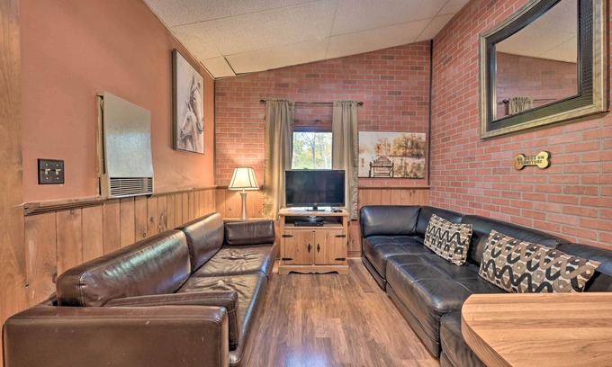 Huntingdon Cabin | 'Bill Pickett' Apt on 50-Acre Ranch - 1 Mi to Lake