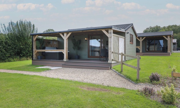 Swadlincote Cottage | BIRCH, romantic, luxury holiday cottage, with hot tub in Donisthorpe
