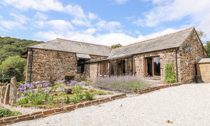 Saint Ann's Chapel Cottage | BIRCHENHAYES, family friendly, with hot tub in St Dominick