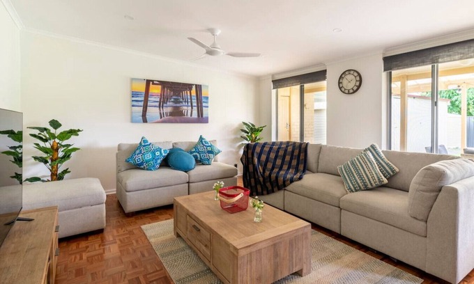 Manningham Villa | Birkinshaw Villa (3 Bedroom with Parkings)