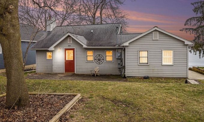 Holly House | Birmingham's Bungalow located on Tipsico Lake.