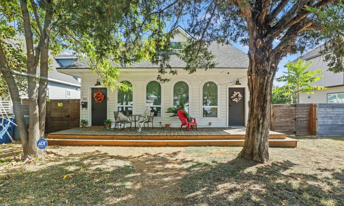 Kessler House | Bishop Arts Cinema House,BBQ, Projector, Popcorn machine