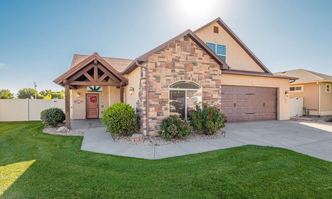 Fruita House | Black Bear IV: Spacious, Stylish & Dog-Friendly