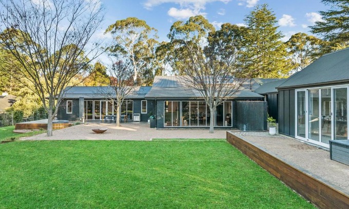 Burradoo House | Black Cockatoo Burradoo