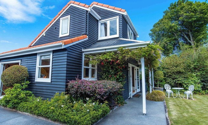 Rotorua Apartment | Black Cottage | Beautiful Central Cottage for Two