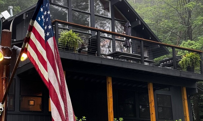 Plymouth Ski Chalet | Black Dog Lodge - Ski Chalet centered between Okemo and Killington Mt.