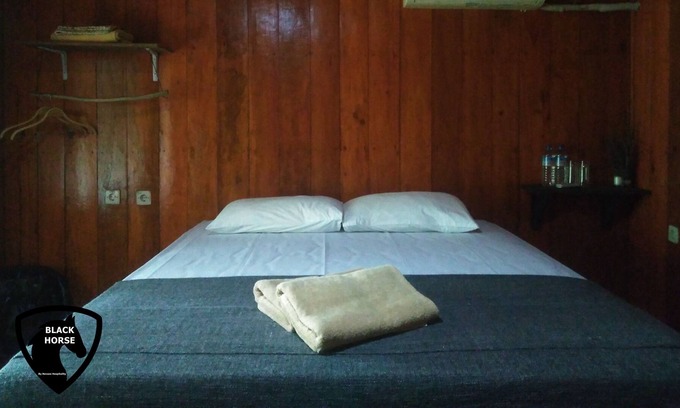 Gili Meno House | Black Horse / 1BR/ AC/WIFI/woodenbungalow/GiliMeno