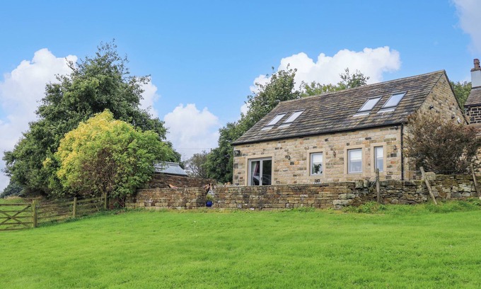 Sowerby Bridge Cottage | BLACK HOUSE COTTAGE, pet friendly, with a garden in Ripponden