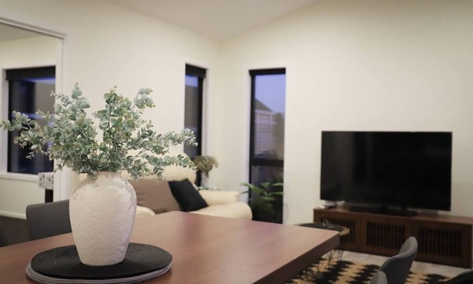 Prebbleton House | Black Pearl brand-new designer 4BR House Netflix Sleeps 11