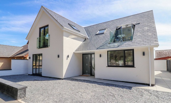 Morfa Bychan Cottage | BLACKROCK GEM, pet friendly, country holiday cottage in Morfa Bychan