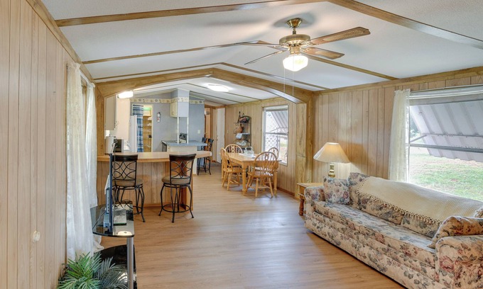 Maryneal House | Blackwell Home w/Enclosed Porch: Steps to Water!