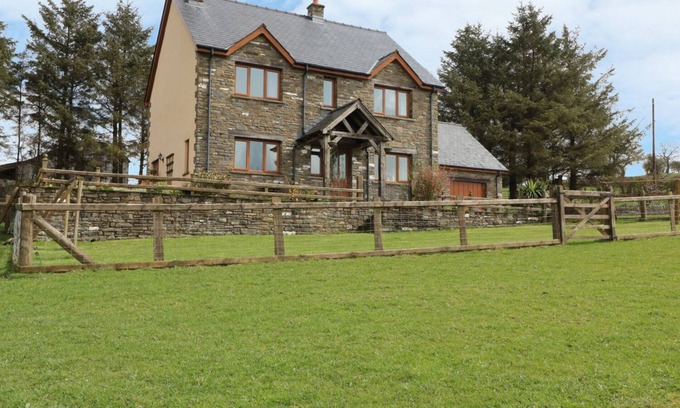 Builth Wells Cottage | BLAEN HENLLAN, pet friendly, with open fire in Builth Wells