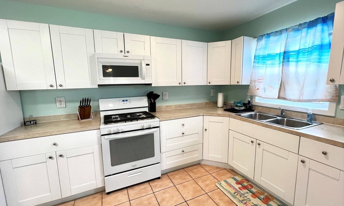 Treasure Cay Apartment | Blair's Bungalow - 2 bdrm w/dock slip Green Turtle Cay