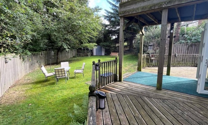 Blaydon on Tyne Apartment | Blaydonburn - Sleeps 4,5 - Parking - Hottub - Yard