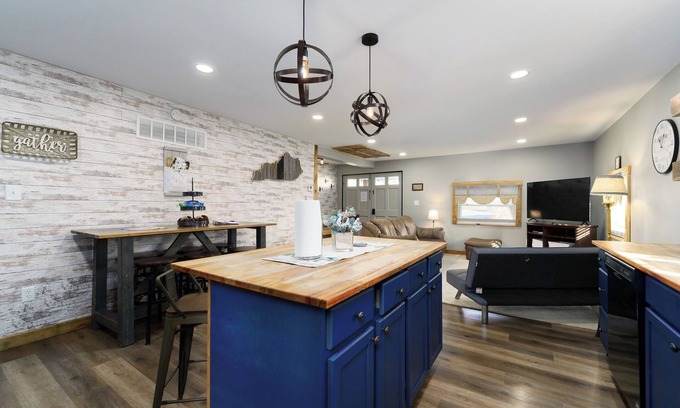 Williamstown House | Blessed Charming 2-Bedroom Bungalow, 3 Miles From The World Known Ark Encounter