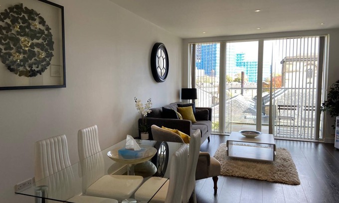 London Borough of Hounslow Apartment | Blissful one bed near the River