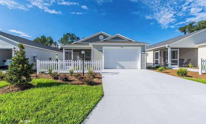 Okahumpka House | Blissful Village Bungalow 2BR-2BA with Cart & Membership
