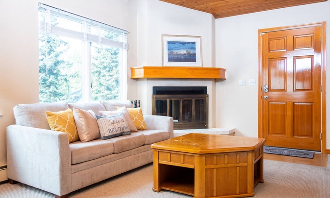 North Star Apartment | Blocks from Downtown at Westchester Lagoon