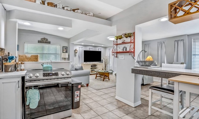Greater Pinellas Point House | Blooming oasis near the ocean with a hot tub, adult bikes & grill - dog-friendly
