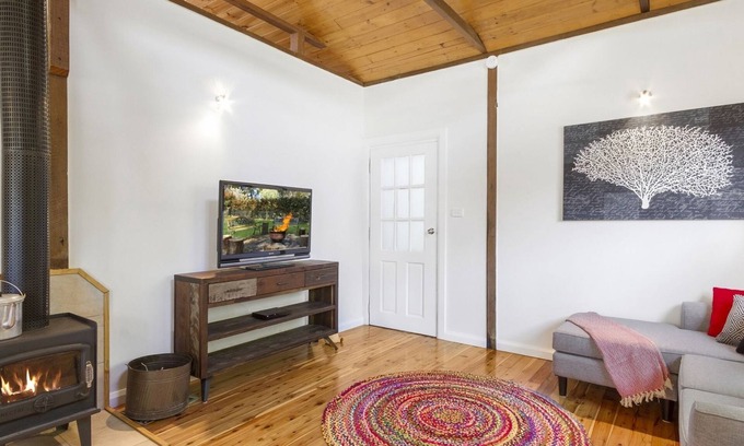 Bilpin House | BLUE APPLE LODGE - a fabulous mountain holiday escape! SPECIALS ON NOW !