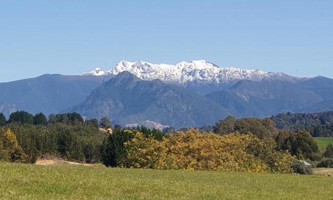 Motueka House | Blue Bell Cottage. Serene luxury farmstead