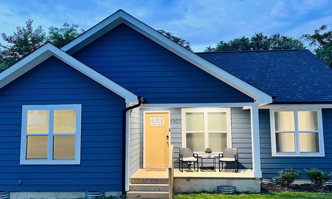 Gastonia House | "Blue Belle"-A Magestic Modern Retreat w/King Bed