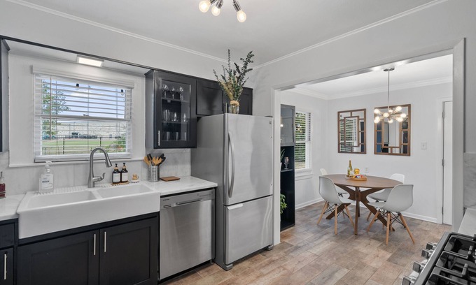 Georgetown House | Blue Bungalow 2Bed & 1Bath