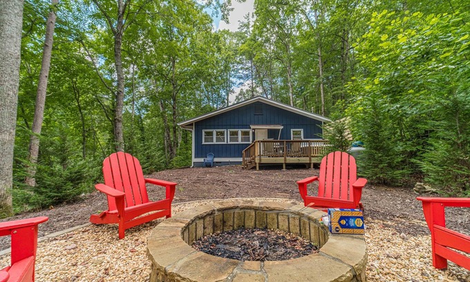 Clarkesville House | Blue Burton Bungalow | Mountain Escape Near Lake Burton w/Hot Tub and Games