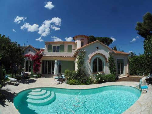 Riou - Petit Juas - Av de Grasse House | Blue Dream Cannes Guest House