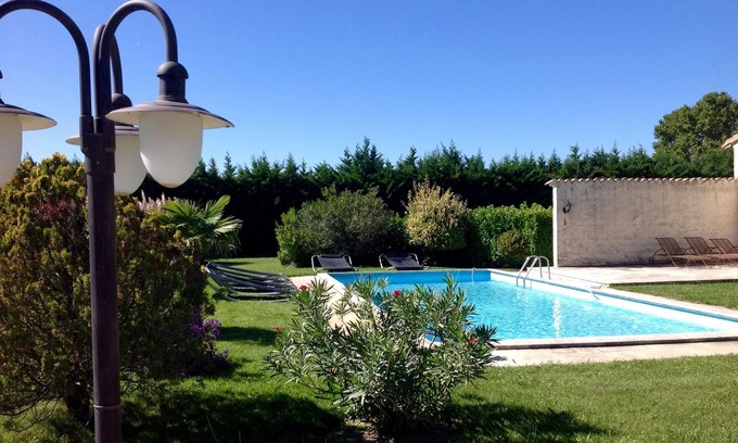 Mallemort Cottage | Blue gite in Provence under century-old plane trees at the foot of the Luberon.
