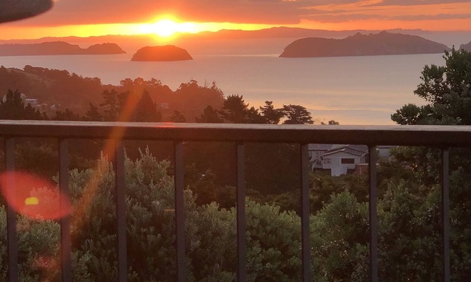 Colville House | Blue Haven - Stunning Views/Private/Pet Friendly/With Self Contained Cabin/Wi-Fi