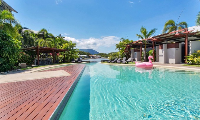 Trinity Beach Apartment | Blue Lagoon Resort Lakeside Apartment