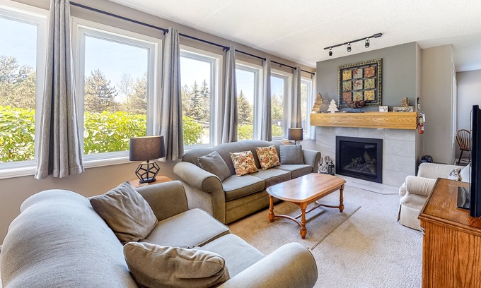 The Blue Mountains Condo | Blue Mountain condo with full kitchen - walk to the Village