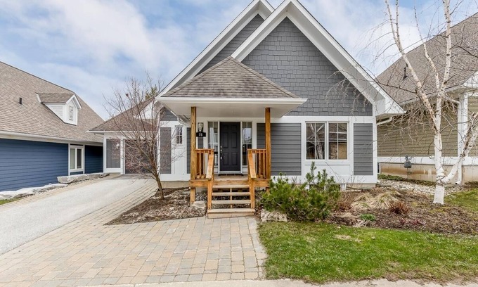 Craigleith House | Blue Mountains Luxury Bungalow Chalet: Beach, Biking, Hiking, and Golf nearby.
