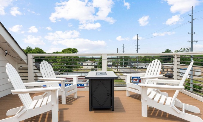 Talbot's Corner House | Blue Note Retreat – Nashville-Chic Townhome for 8 w/Rooftop Deck!