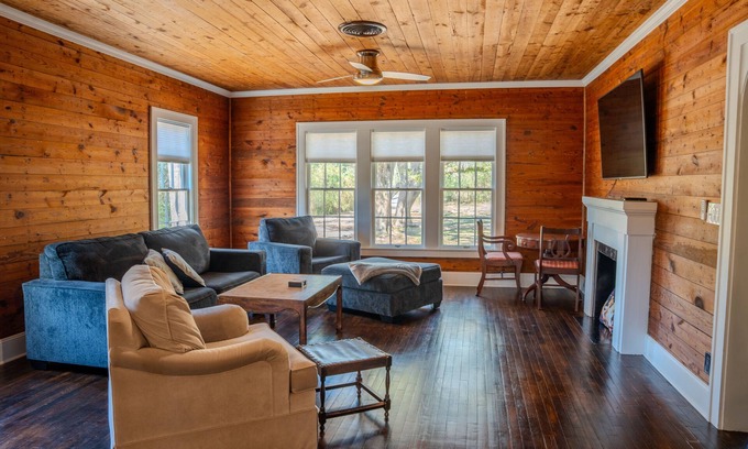 Lufkin House | Blue Oak Haven in the heart of Lufkin, TX is stylish, updated, and roomy.