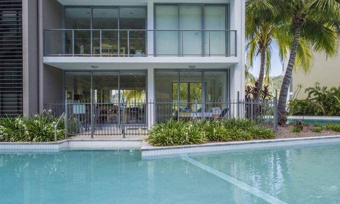 Nelly Bay Apartment | Blue on Blue Apartment 1011
