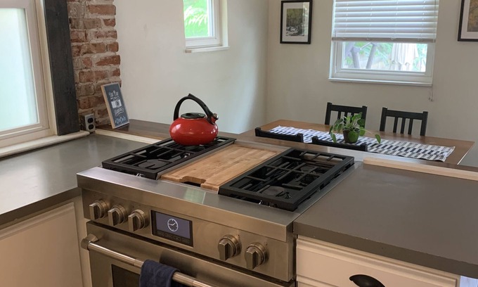 Baker House | "Blue Ox" Charming 2 Bedroom Triplex - S Broadway