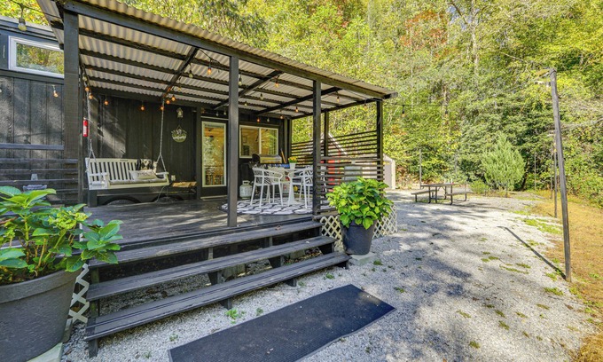 Old Fort Apartment | Blue Ridge Mountain Tiny Home: Escape to Nature!