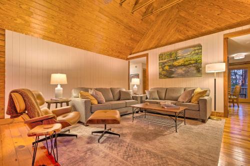 Travelers Rest House | Blue Ridge Mtn Cabin Near Hiking and Biking Trails!