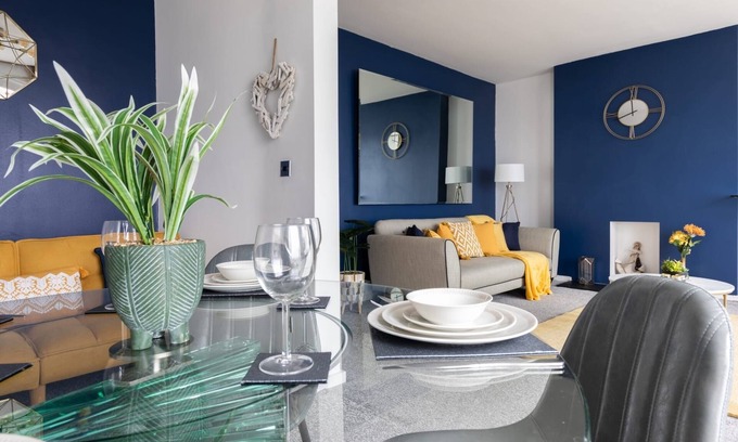 Westcliff-on-Sea Apartment | Blue Sea View Apartment