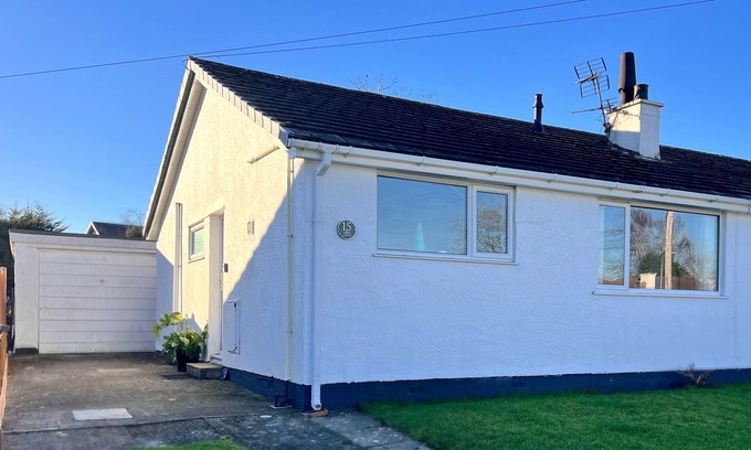 Pentraeth House | 'Blue Sky' 2 Bedroom Enclosed Garden Parking, WiFi