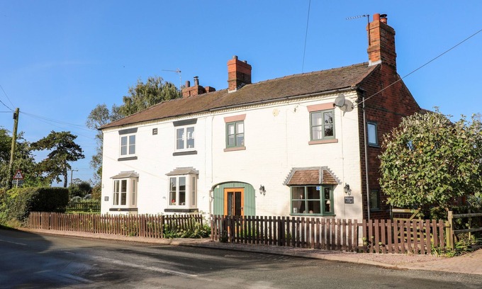 Rugeley Cottage | BLUEBELL COTTAGE, family friendly, with open fire in Rugeley